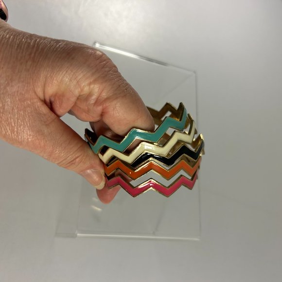 Chevron Metal Enamel Lot of 5 Bangles Bracelets Multi Color Gold Tone Stackable - Picture 4 of 5